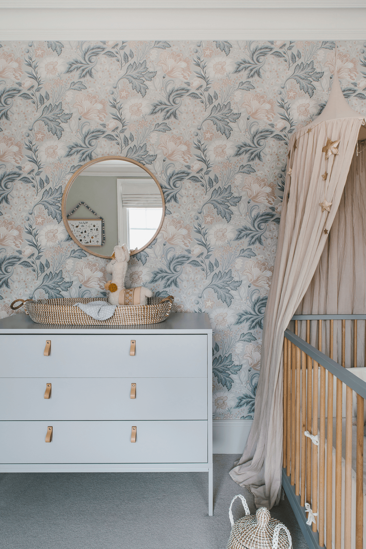 Enchanting nursery in grey and powder tones